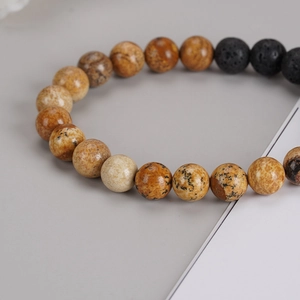 Bracelet minimaliste en perles de pierre naturelle et roche de lave sur surface grise