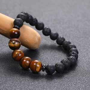 Pulsera de energía Yoga de Ojo de Tigre y Piedra Volcánica de 8mm sobre madera
