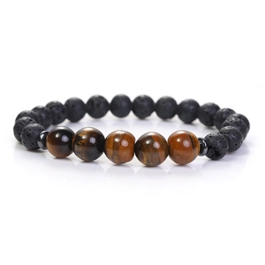 Detalle de pulsera de cuentas de ojo de tigre natural de 8 mm y piedra de lava negra mate
