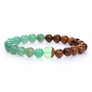 Détail d'un bracelet en perles de pierre naturelle verte et bois de wengé avec texture