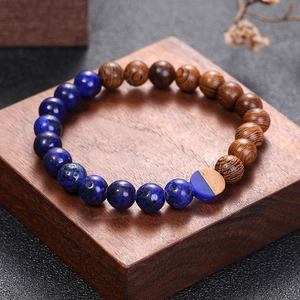 Détail d'un bracelet en perles avec lapis-lazuli bleu et bois de wengé foncé