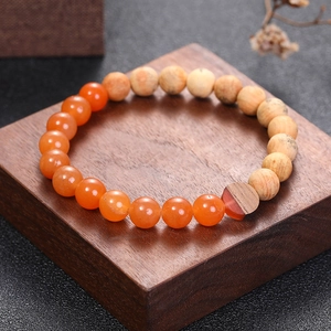 Détails du bracelet en perles d'agate orange et perles en bois de wengé naturel