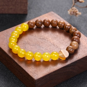 Bracelet fait main avec perles d'agate jaune et perles en bois naturel sur fond sombre
