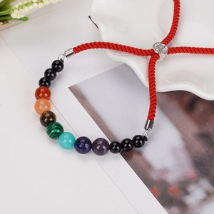 Détail du bracelet chakra en corde rouge avec neuf perles en pierres naturelles