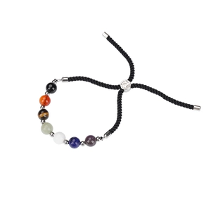 Détail du bracelet fait main aux sept chakras en pierres naturelles avec boucle réglable
