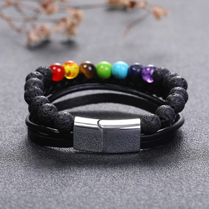 Bracelet multicouche en cuir avec pierres de lave, perles chakra et fermoir magnétique