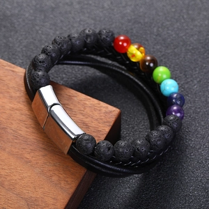 Bracelet multicouche en pierre de lave avec perles chakra et fermoir magnétique sur bois