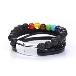 Détail du bracelet multicouche en pierre de lave chakra avec fermoir magnétique argenté