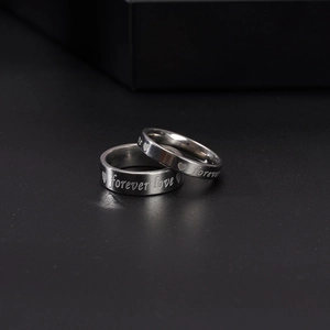 Bagues de couple Forever Love en argent poli avec gravure cœur sur fond noir