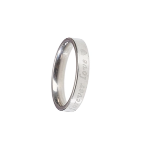Détail macro de la bague en acier argenté avec gravure forever love et motif coeur