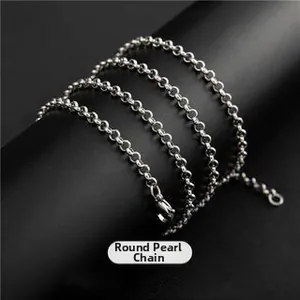 Macro di una collana a catena a serpente in argento su supporto cilindrico nero