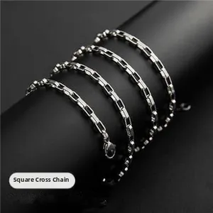 Dettaglio catena a maglie quadrate argento con chiusura a moschettone