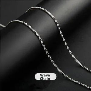 Dettaglio macro di una collana a catena a onde d'argento con design a maglie ritorte