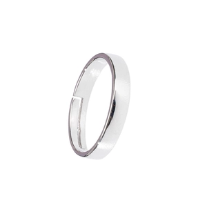 Primo piano di un anello aperto minimalista in argento con superficie lucidata a specchio