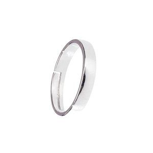 Anello aperto minimalista in argento con superficie liscia e design a misura regolabile