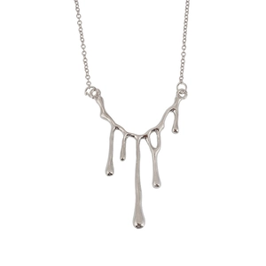 Collier avec pendentif goutte de lave en métal liquide fini argent poli pour femmes chic