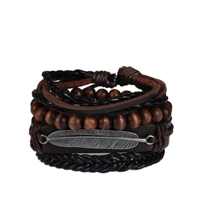 Détail du bracelet en cuir tressé multicouche avec plume métallique vintage et perles