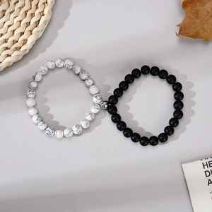 Set braccialetti coppia in pietra marmorea bianca e grani neri con chiusura magnetica