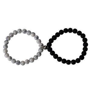 Dettaglio del ciondolo magnetico per bracciali di coppia in marmo e perline nere opache