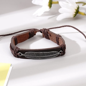 Bracelet en cuir tressé marron foncé fait main avec breloque feuille en métal argenté