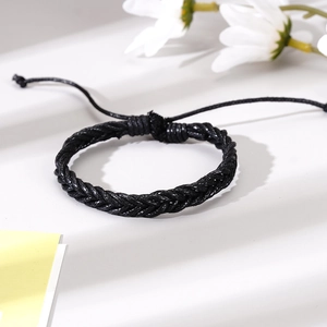 Bracelet tressé main en cuir noir pour homme avec breloque feuille et cordon réglable