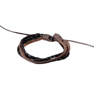 Bracelet multicouche en cuir tressé fait main avec breloque feuille en alliage pour hommes