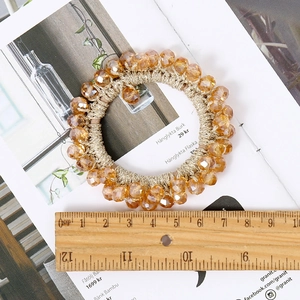 Eleganter Haargummi mit bernsteinfarbenen Kristallperlen und goldenem Gummiband