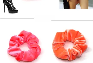 Dettaglio di elastici per capelli in velluto rosa e corallo con trama morbida e pieghettata