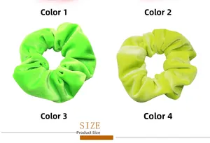 Dettaglio di elastici scrunchie in velluto verde neon con trama morbida e finitura lucida