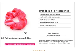 Dettaglio di un elastico per capelli in velluto rosa con diametro 11cm e tessuto morbido