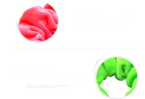 Dettaglio di elastici per capelli in velluto verde fluo e rosa con consistenza morbida