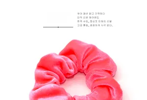 Dettaglio di elastico in raso rosa con lucentezza metallica e trama del tessuto pieghettata
