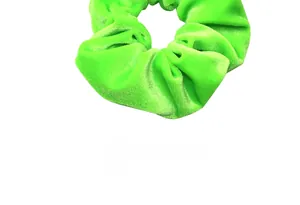 Dettaglio di elastico per capelli in velluto verde neon con texture soffice ed elastica