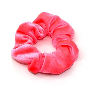 Elastico per capelli in velluto rosa vivace con morbida trama a pieghe su fondo bianco