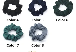 Dettaglio degli elastici scrunchie in tessuto opaco in cinque eleganti colori scuri