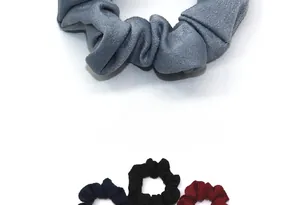Dettaglio di elastici per capelli in tessuto grigio, blu scuro, nero e bordeaux