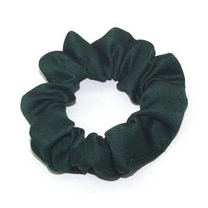 Elastico per capelli in raso di seta verde scuro con design rotondo minimalista