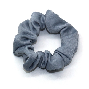 Elastico per capelli in raso blu grigio con texture lucida e design a pieghe
