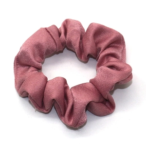 Elegante elastico scrunchie in raso rosa antico con lucentezza serica su sfondo bianco