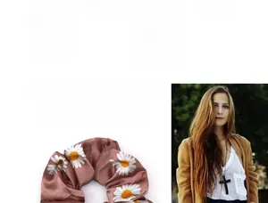 Détail d'un chouchou en satin rose avec motif marguerite et texture douce élastique