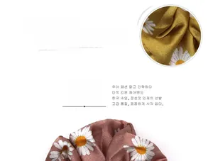 Détail de chouchous en tissu jaune et rose avec des motifs de marguerites douces