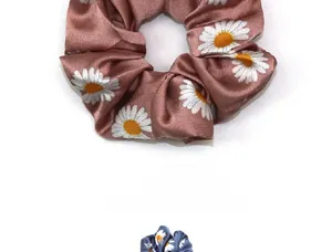 Détail de motifs marguerites sur chouchous en satin dans les tons brun-rose et bleu marine