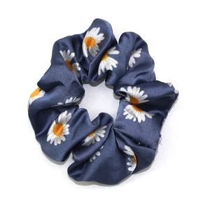 Chouchou en satin bleu marine avec motifs marguerites et texture plissée élastique