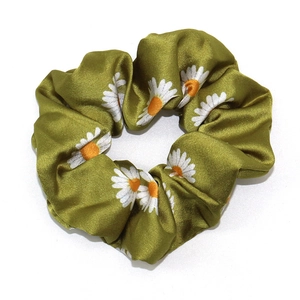 Chouchou en satin vert olive avec motif de marguerites blanches pour accessoires cheveux
