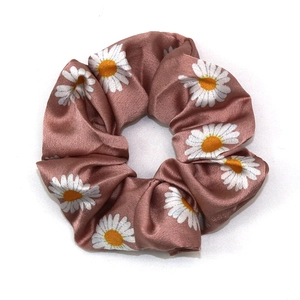 Chouchou en satin rose poudré avec motif marguerite pour femme sur fond blanc