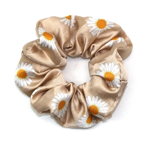 Chouchou élégant en satin champagne avec motifs marguerites blanches pour coiffure femme
