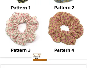 Vue détaillée de quatre chouchous en tissu à motifs floraux variés avec plis souples