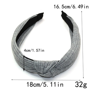 Serre-tête en coton tricoté gris clair avec nœud croisé et dimensions détaillées