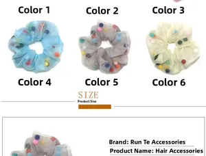 Détail de chouchous en organza colorés avec pompons colorés pour la coiffure