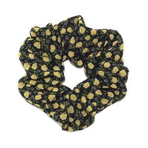 Chouchou en mousseline à fleurs jaunes sur fond noir pour coiffure femme élégante